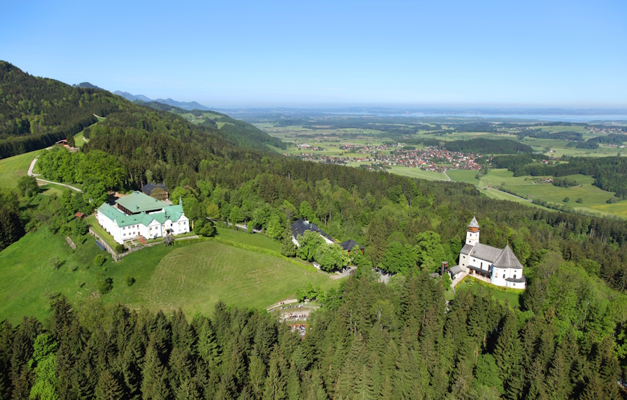 Bei gutem Wetter hat man von dem gesuchten Wallfahrtsort aus einen herrlichen Blick auf die Umgebung und den Chiemsee.